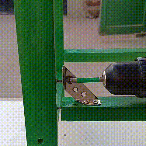 Conector de canto universal para mobiliário